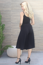 Load image into Gallery viewer, Black Ribbed Capri Pants
