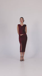 Load and play video in Gallery viewer, Red Sparkling Twist Knot Bodycon Midi Skirt With Slit
